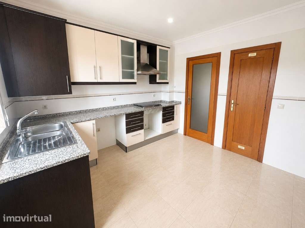 T3 com Varanda, Arrecadação e 2 Lugares de Garagem - Grande imagem: 5/26