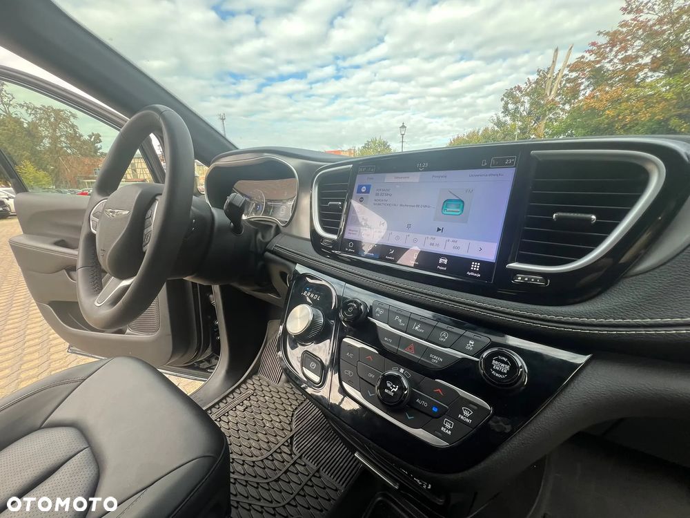 Chrysler Pacifica - 29