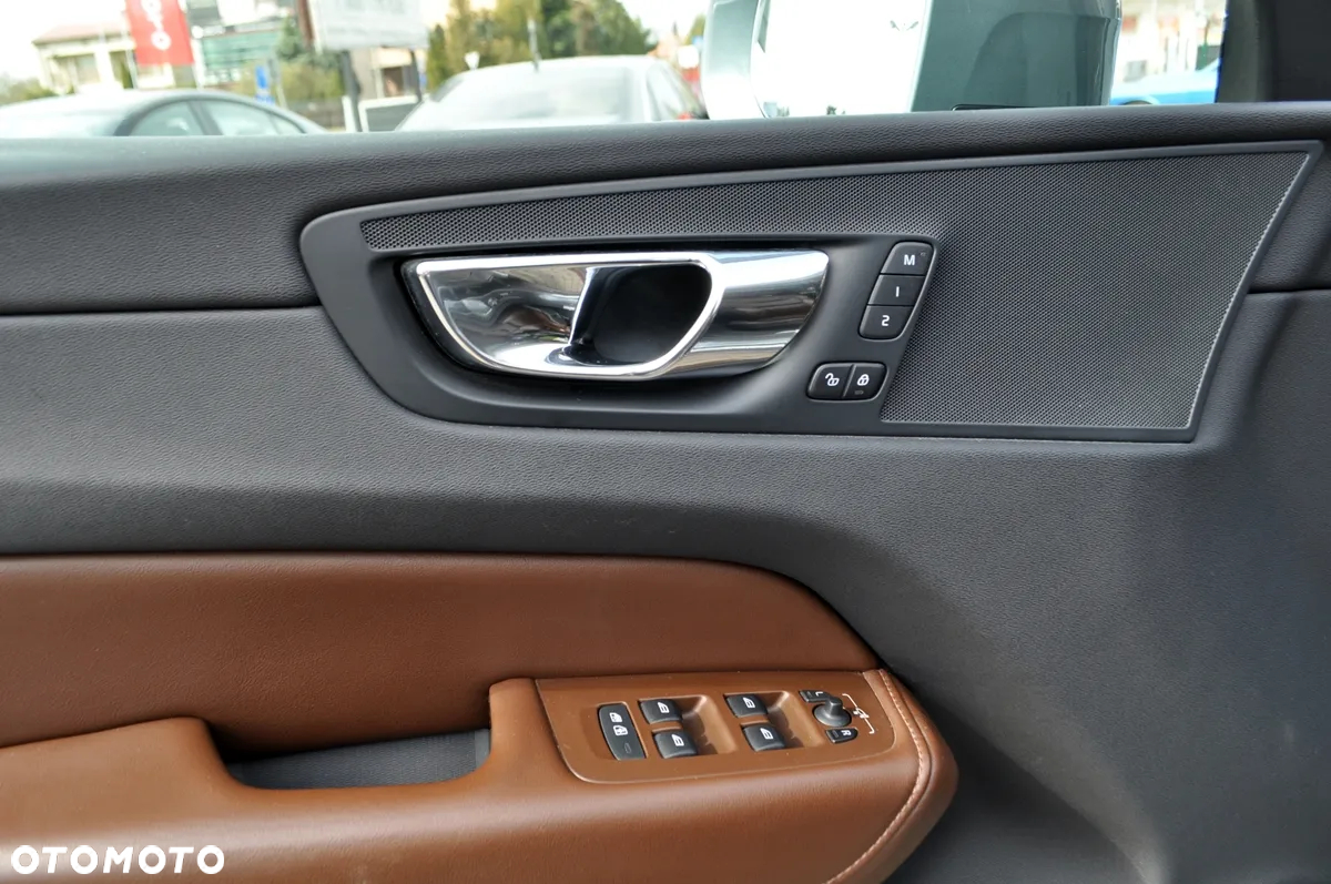 Volvo XC 60 D5 SCR AWD Inscription - 17