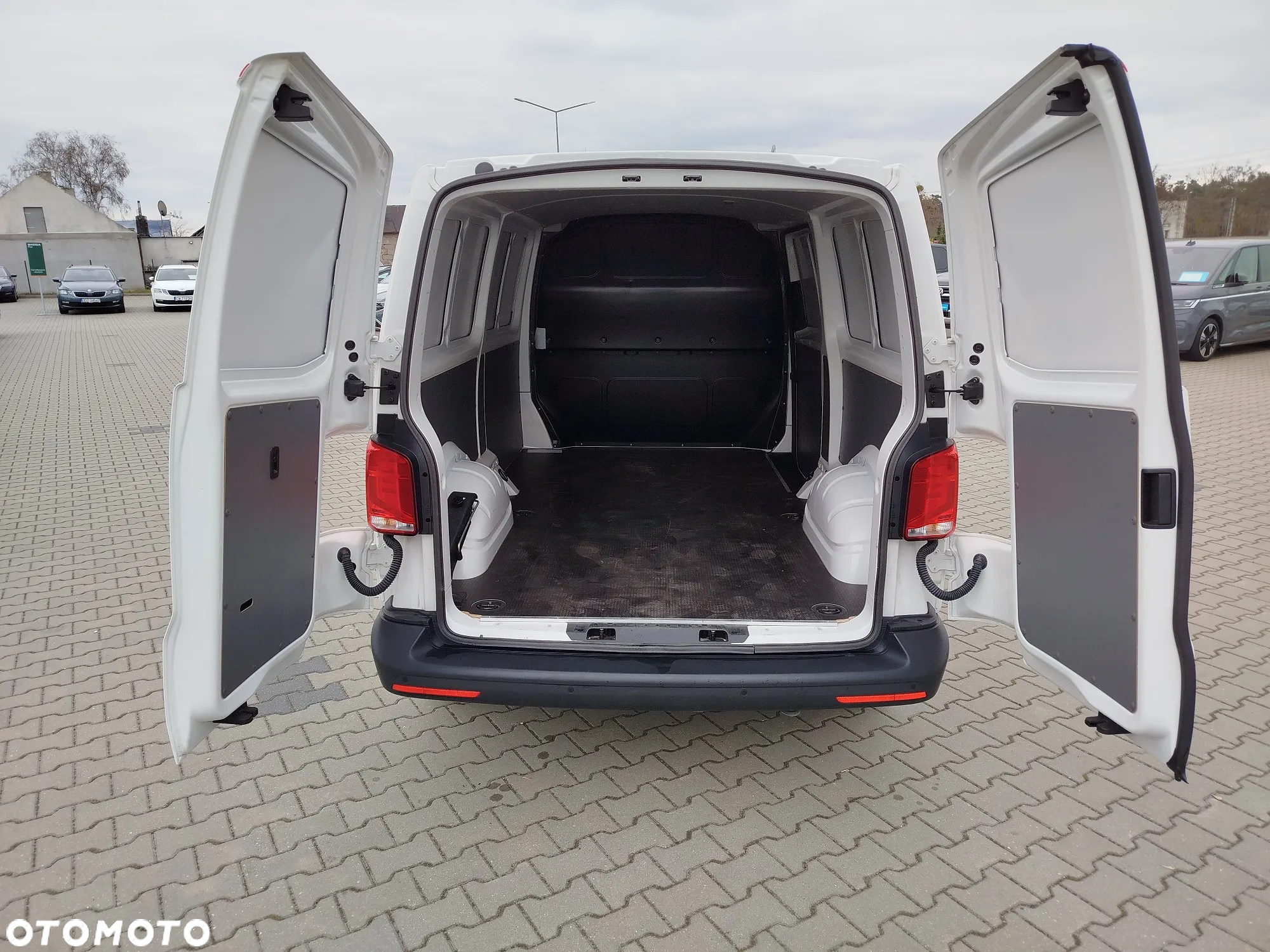 Volkswagen TRANSPORTER T6.1 FURGON / Silnik: 2,0 TDI / 110 kW (150 KM) / skrzynia biegów: 6-biegowa manualna / Rozstaw osi: 3400 mm - 6