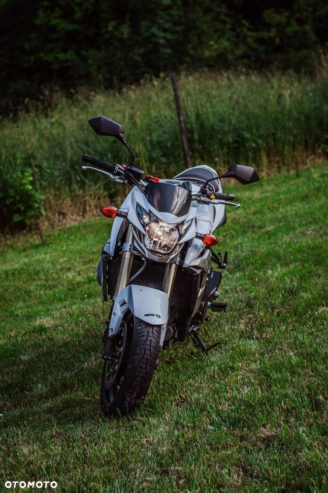 Suzuki GSR - 4