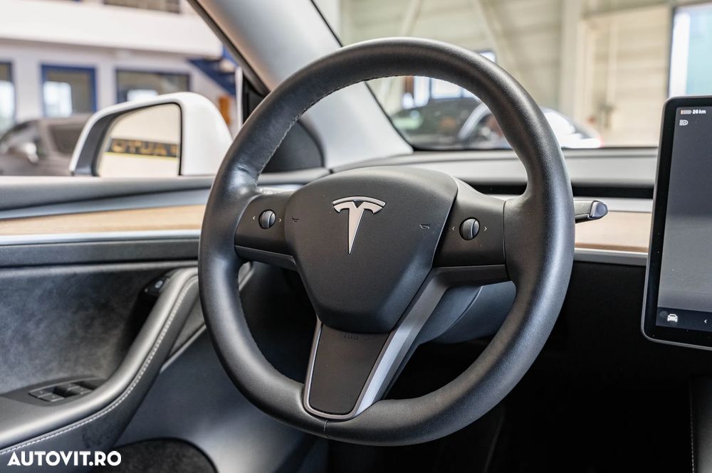 Tesla Model Y - 32