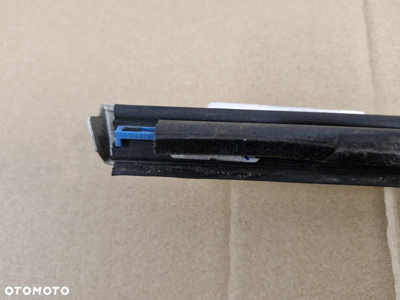 MERCEDES BENZ A W176 LISTWA ZGARNIAJĄCA DRZWI LEWY PRZÓD A1767250082 - 8