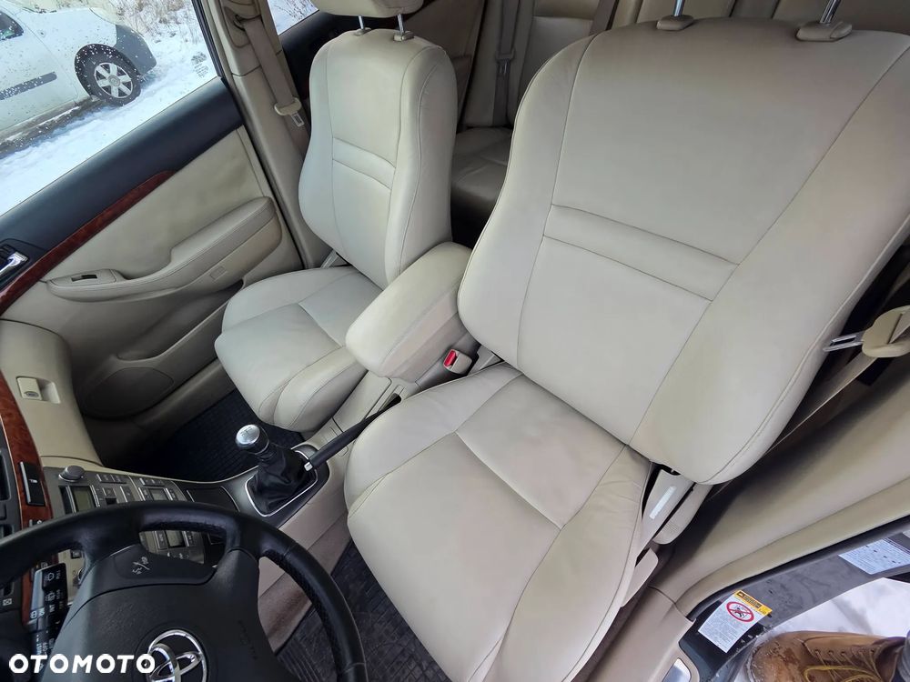 Toyota Avensis 2.2 D-4D Sol - 23