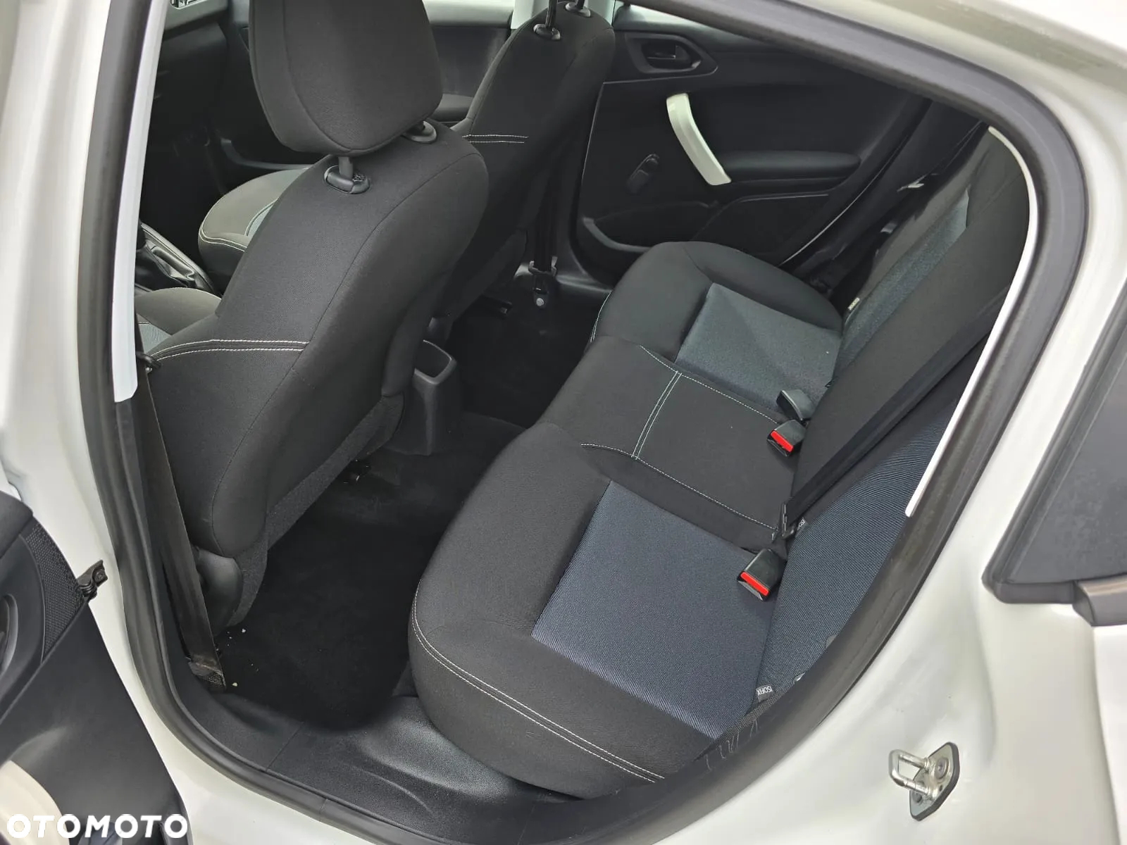 Peugeot 208 - 18