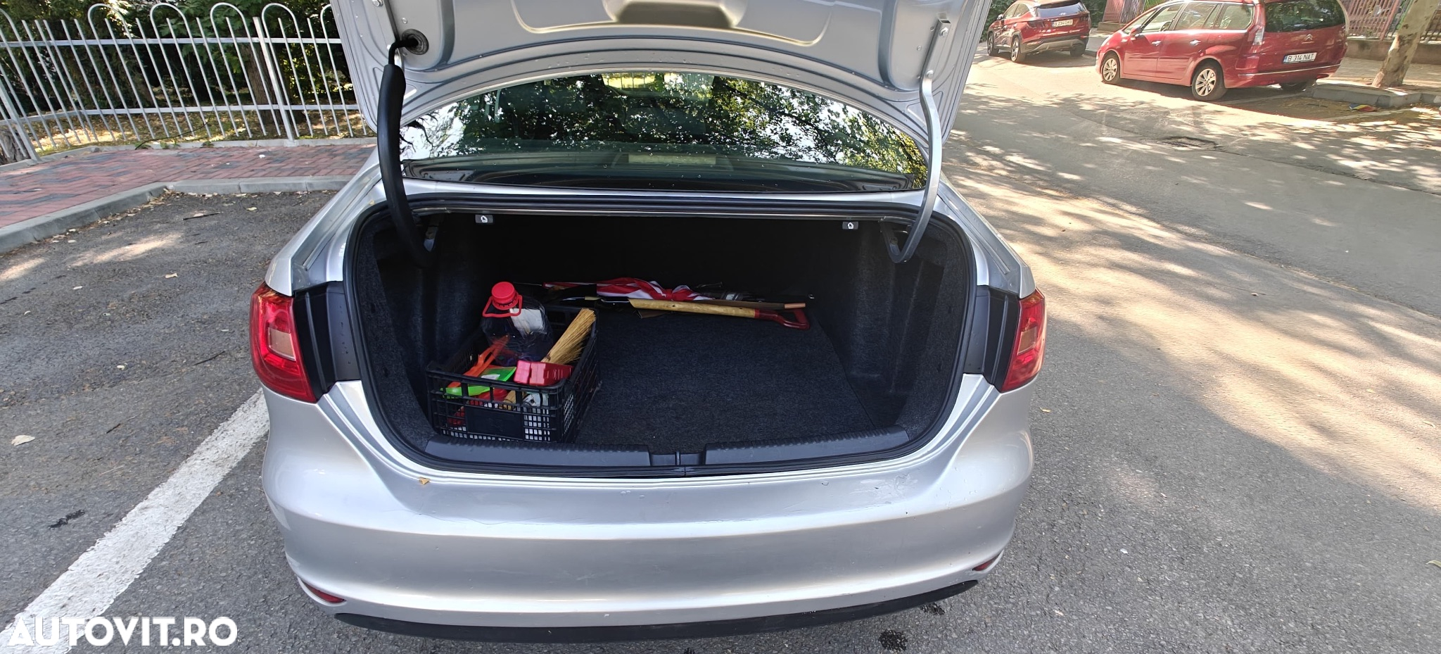 Volkswagen Jetta 1.6 TDI DPF Trendline - 12