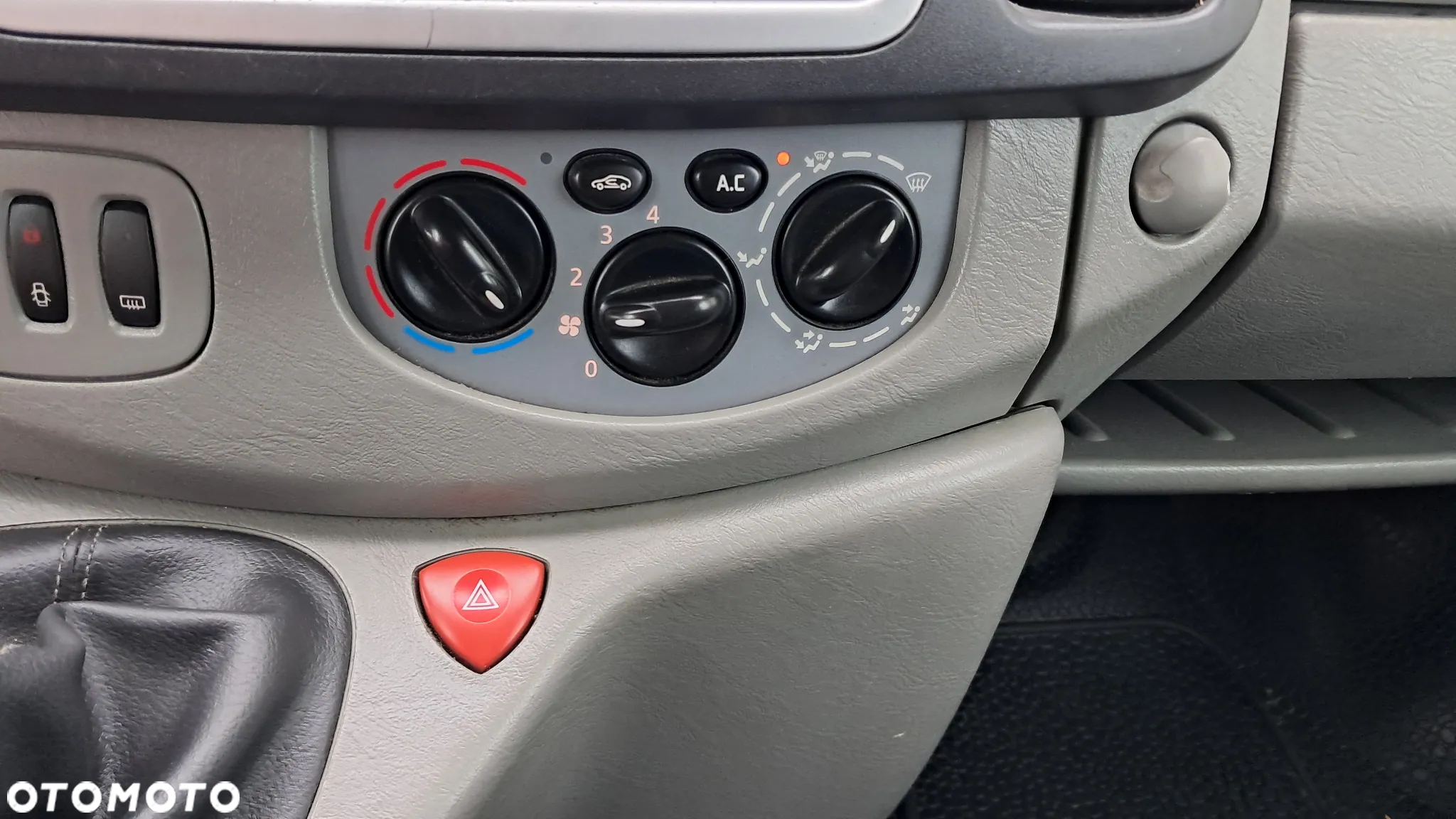 Renault Trafic 2.0 dCi 115 FAP Grand Passenger Black Edition - 15