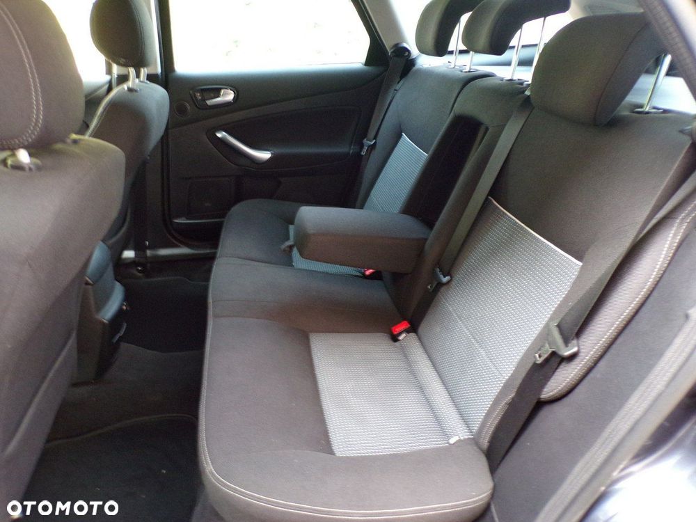 Ford Mondeo - 32