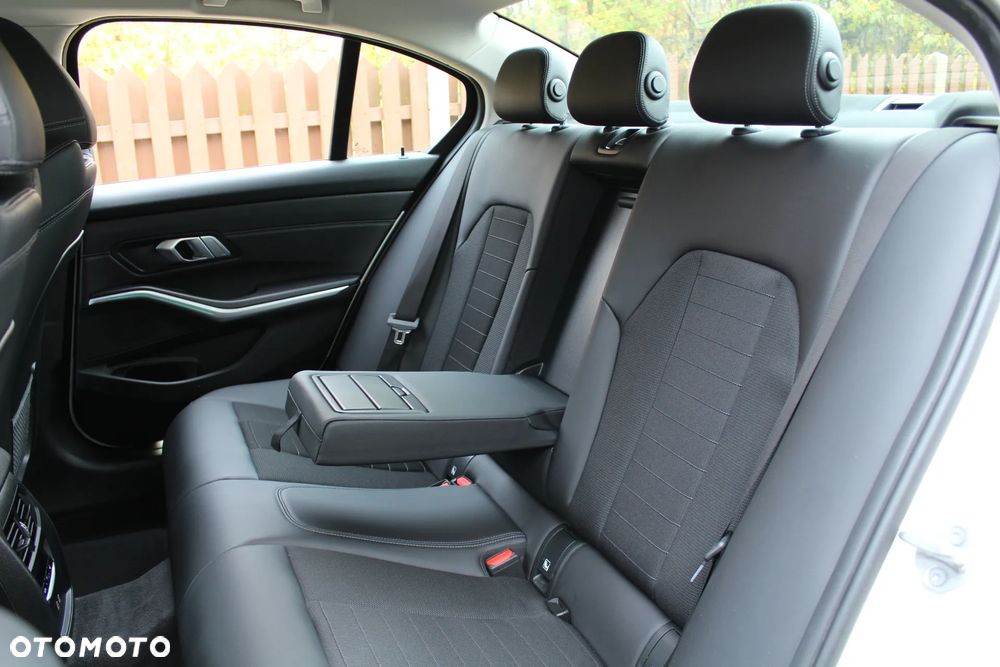 BMW Seria 3 320i Sport Line - 18
