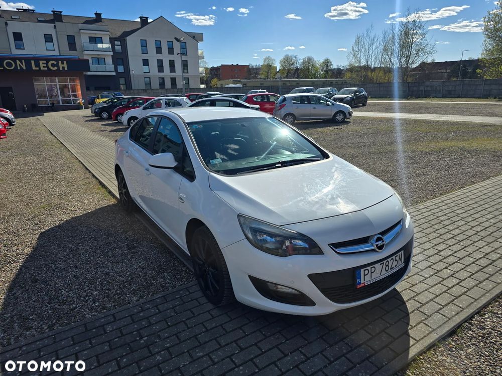 Opel Astra 1.4 T Business EU6 - 4
