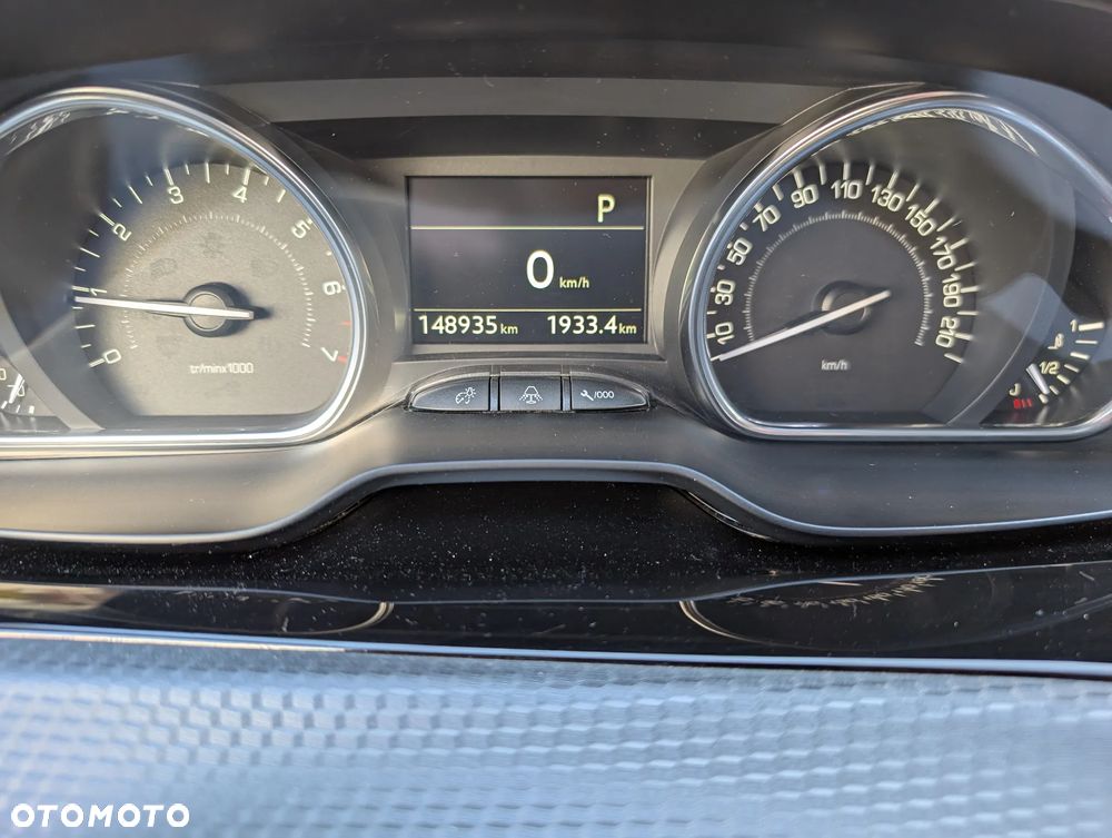 Peugeot 2008 1.2 Pure Tech Allure S&S EAT6 - 33