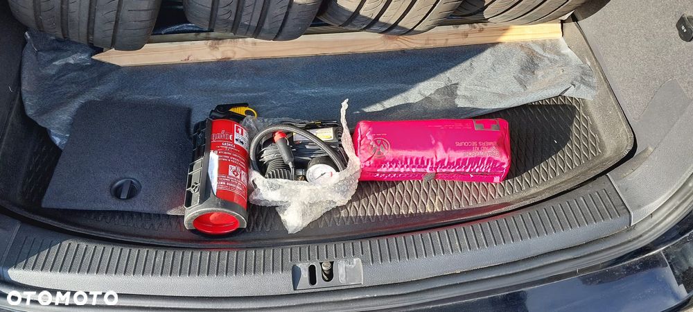 Volkswagen Touran 1.6 TDI DPF BlueMot Comfortline - 16