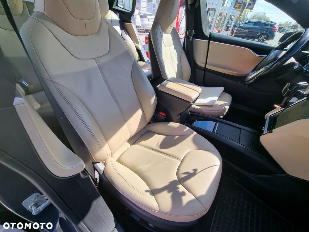 Tesla Model S - 8
