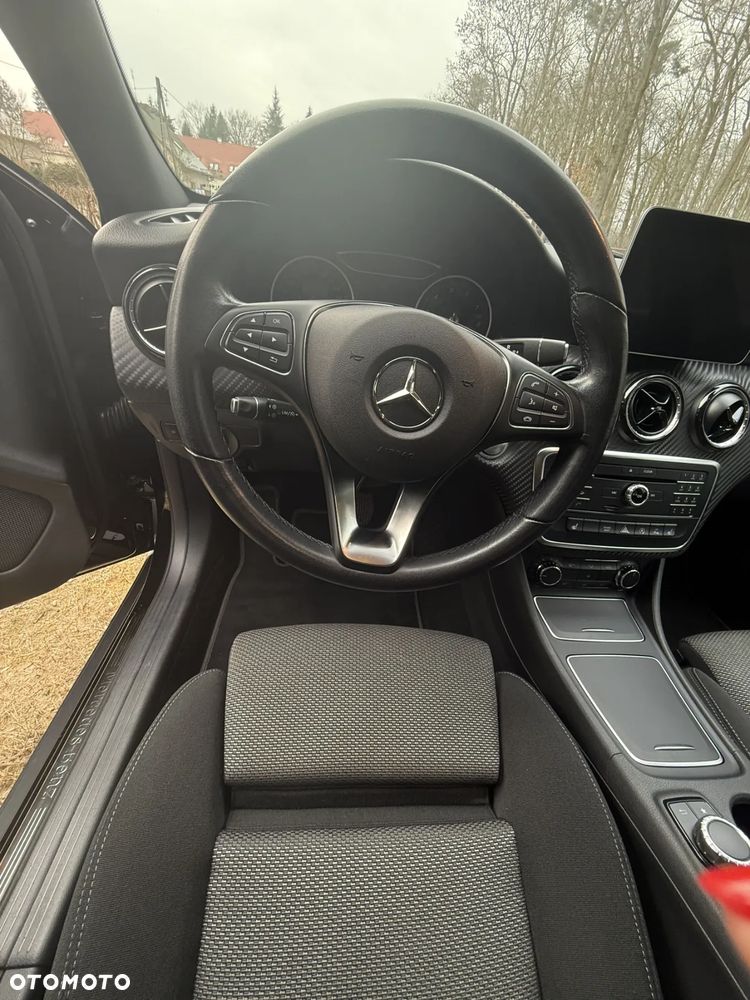 Mercedes-Benz GLA 200 7G-DCT - 9