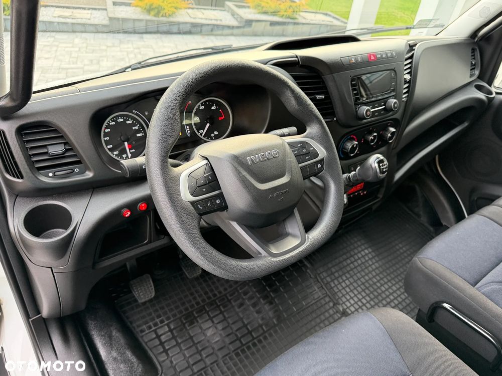 Iveco 72C18 Kontener + Winda BAR 1T / Kontener 5.35m x 2.24m x 2.3m / Bogate wyposażenie / UDT do 05.2028 / Salon PL / Zadbany od 1wł / Rozstaw osi 4.75m / FV23% - 27