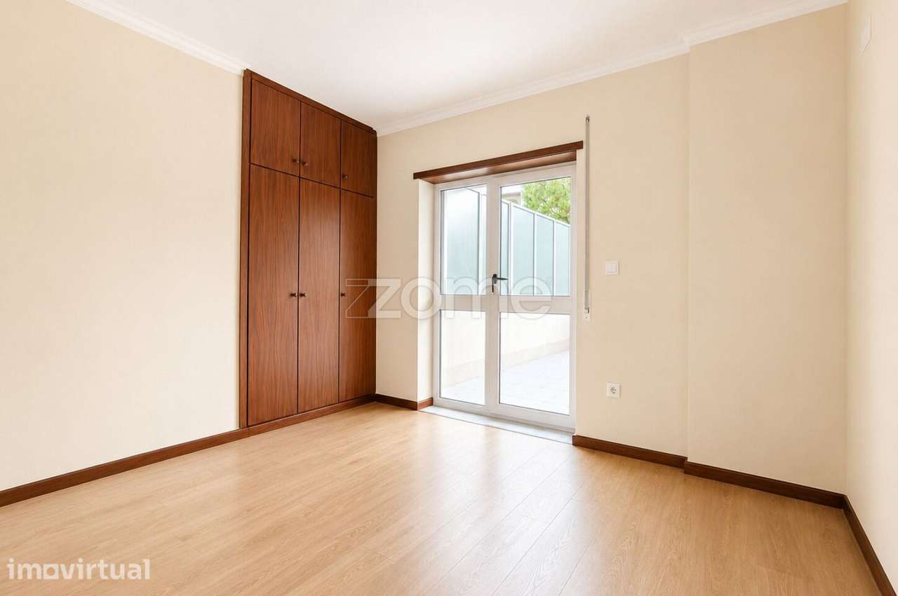 T1 novo com terraço com 32m2, piscina e campo de ténis.