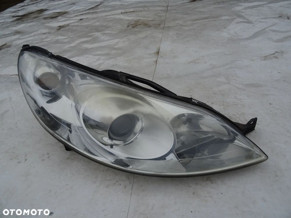 Peugeot 407 lampa prawy przód prawa przednia przedni reflektor xenon - 1