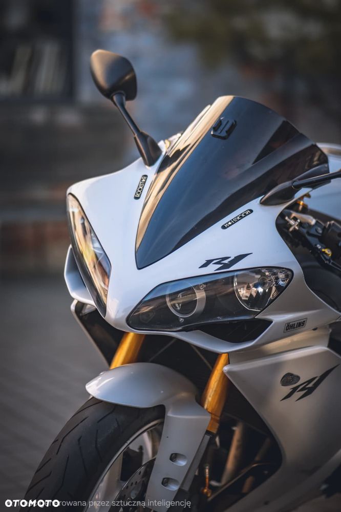 Yamaha R1 - 8