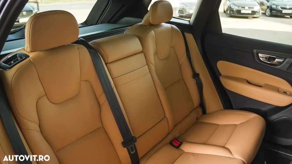 Volvo XC 60 T8 Twin Engine AWD Momentum - 27