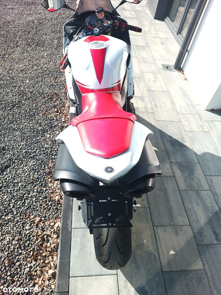 Yamaha R1 - 6