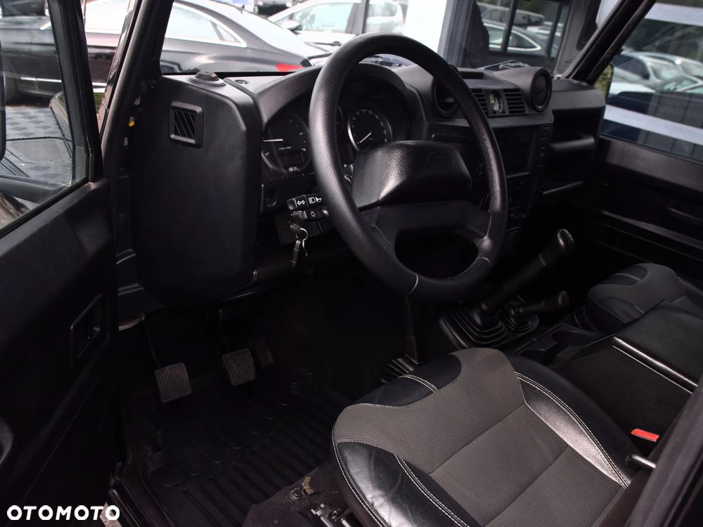 Land Rover Defender - 24