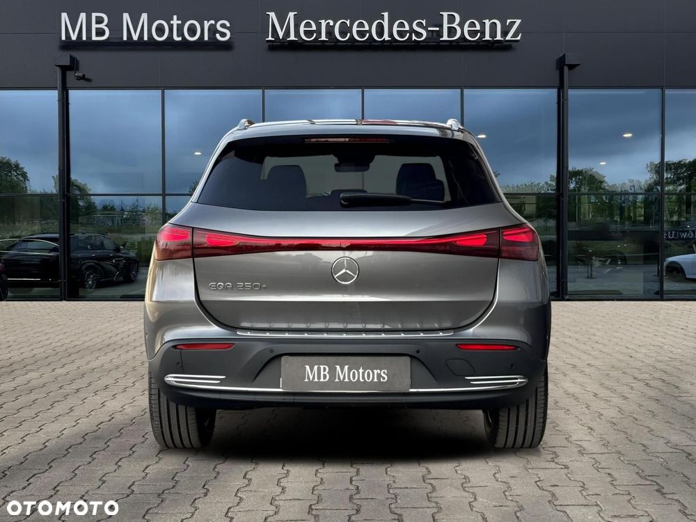 Mercedes-Benz EQA - 8