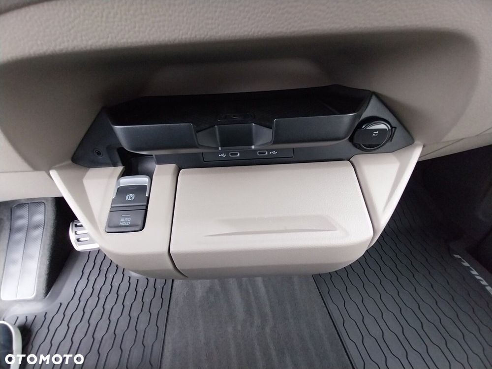 Volkswagen multivan Multivan Style L2 silnik: 2,0 l TDI SCR 110 kW / skrzynia biegów: 7-biegowa DSG rozstaw osi: 3124 mm - 24