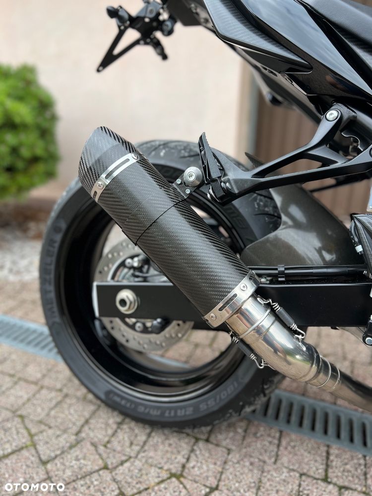 Suzuki GSR - 13