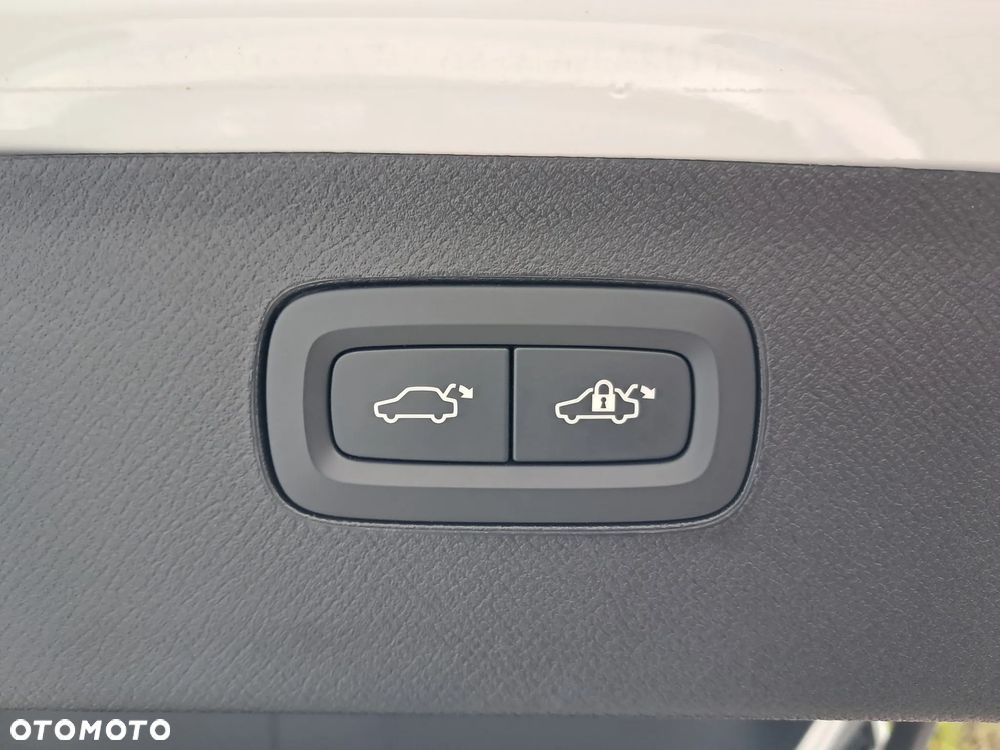 Volvo XC 90 T8 AWD Plug-In Hybrid Ultra Dark 7os - 34