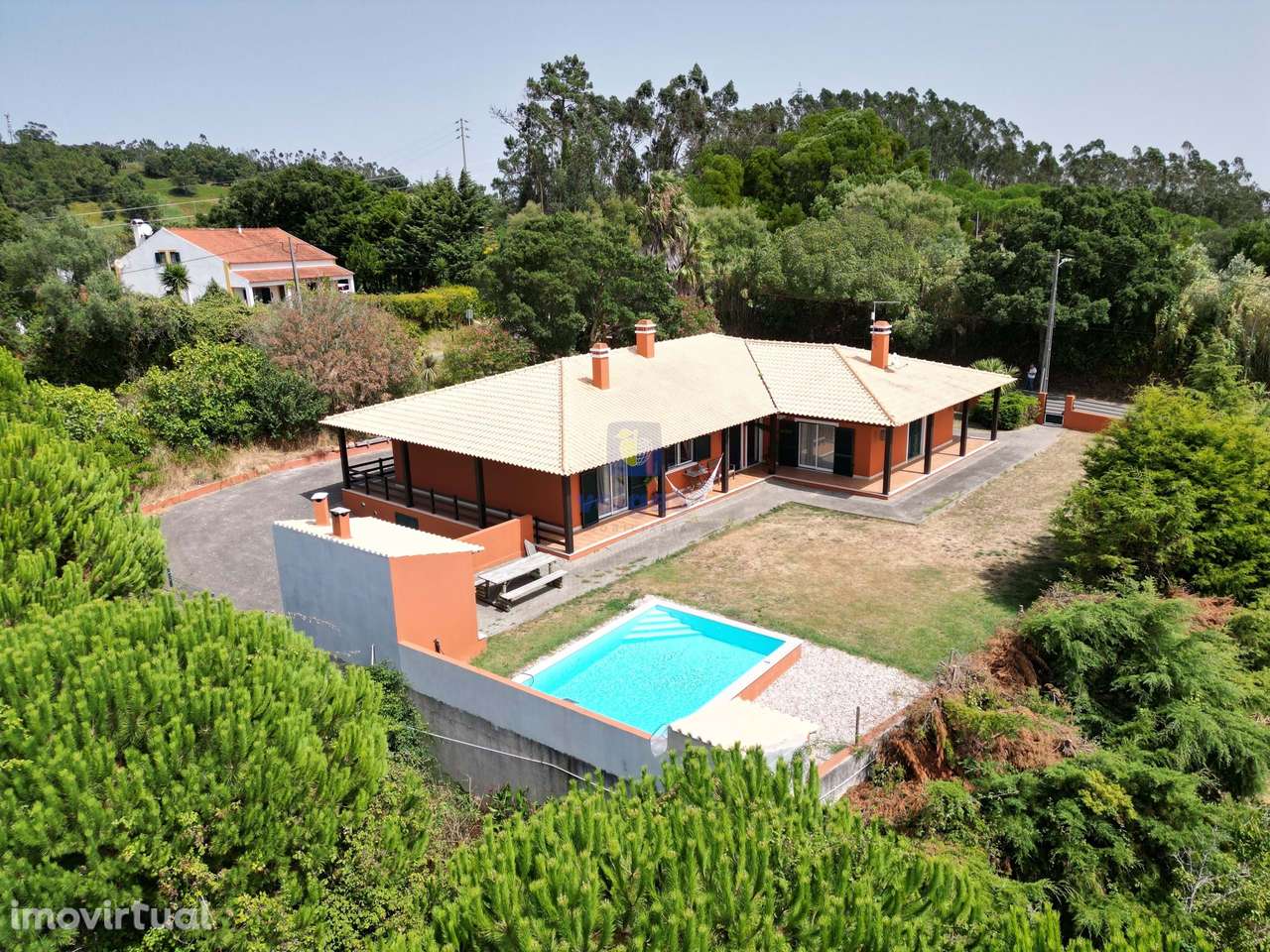 Moradia Térrea com Terreno de 7665m2, Piscina e Sala de Jogos apenas a - Grande imagem: 2/60