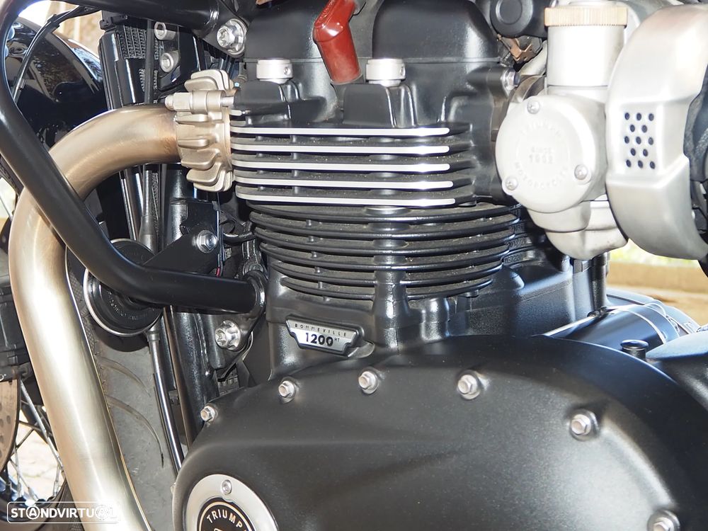 Triumph Bonneville BOBBER - 10