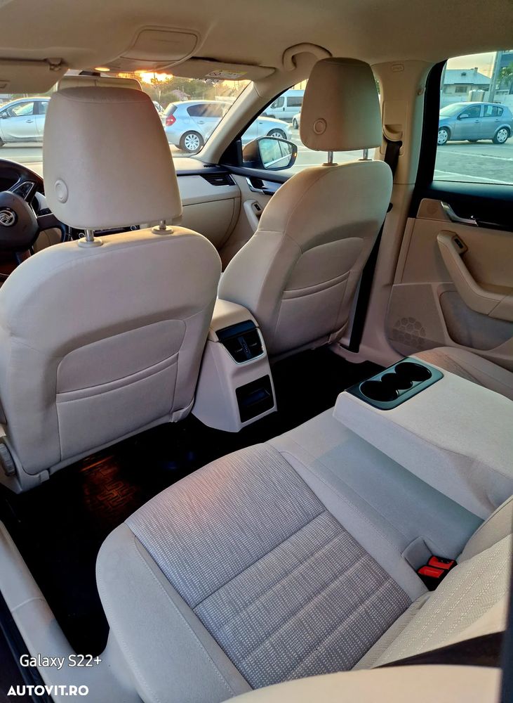 Skoda Octavia Combi 2.0 TDI DSG Premium Edition - 12