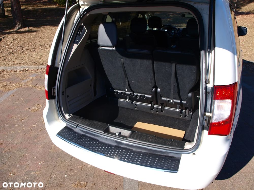 Chrysler Town & Country - 11