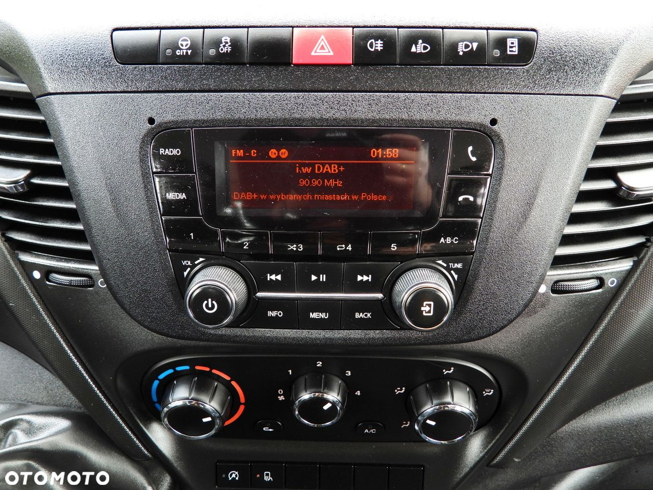 Iveco DAILY 35C14 WYWROTKA PODWÓJNA KABINA DOKA 6 MIEJSC TEMPOMAT BLIŹNIACZE KOŁA KLIMATYZACJA  140KM - 36