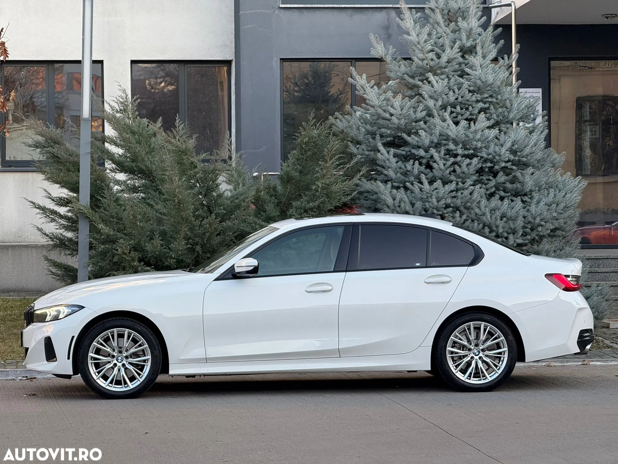 BMW Seria 3 330i xDrive AT - 13