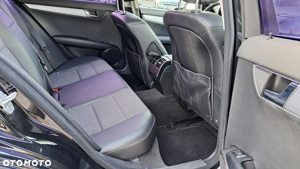 Mercedes-Benz Klasa C 180 T BlueEFFICIENCY 7G-TRONIC Elegance - 12