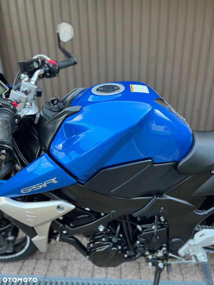 Suzuki GSR - 19