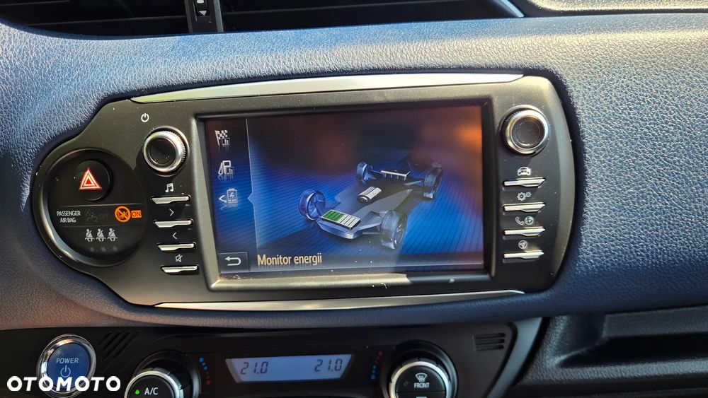 Toyota Yaris Hybrid 100 Selection - 18