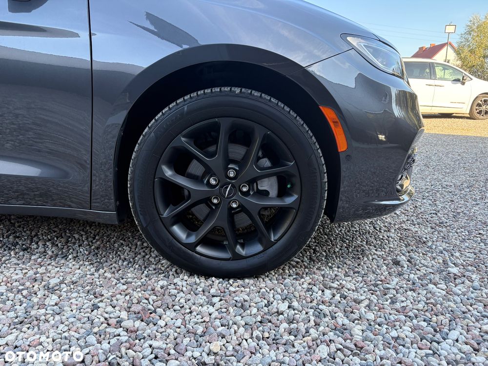 Chrysler Pacifica - 2