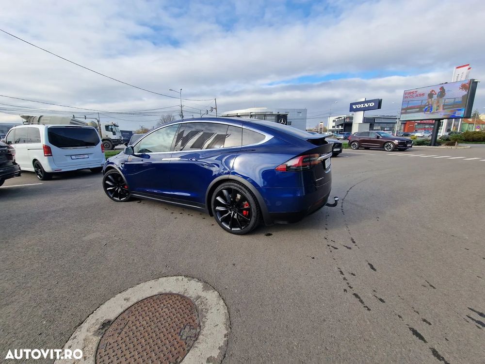 Tesla Model X - 9