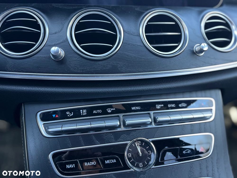 Mercedes-Benz Klasa E 400 d 4-Matic 9G-TRONIC - 36