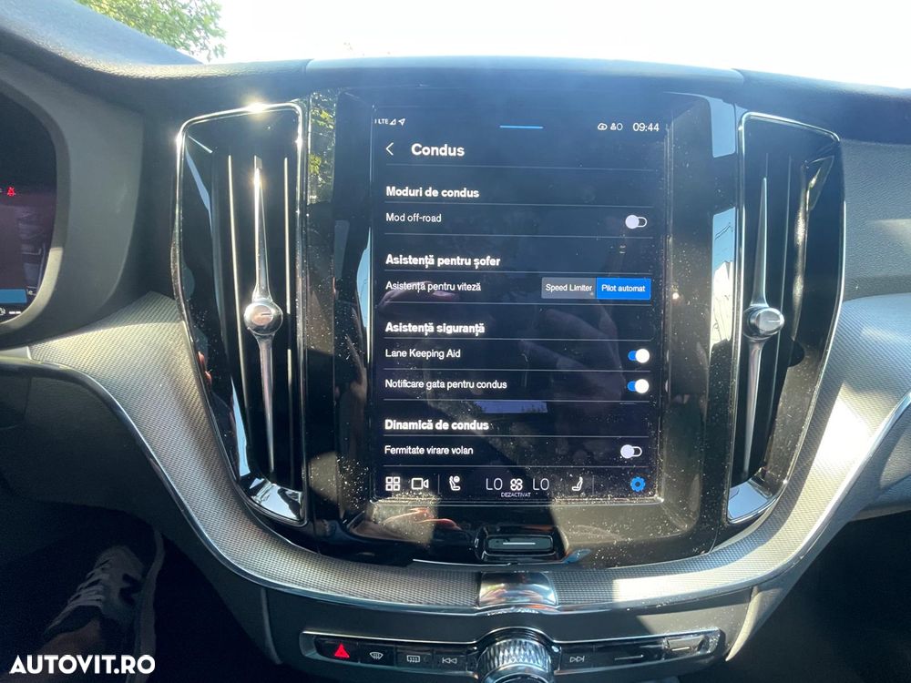 Volvo XC 60 B4 MHEV AT8 FWD R-Design - 22