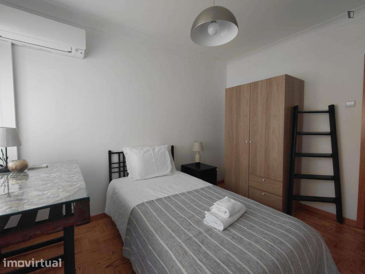 Quarto - localizado em Santa Marinha Porto - Grande imagem: 3/18