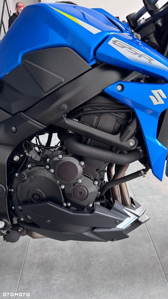 Suzuki GSR - 8