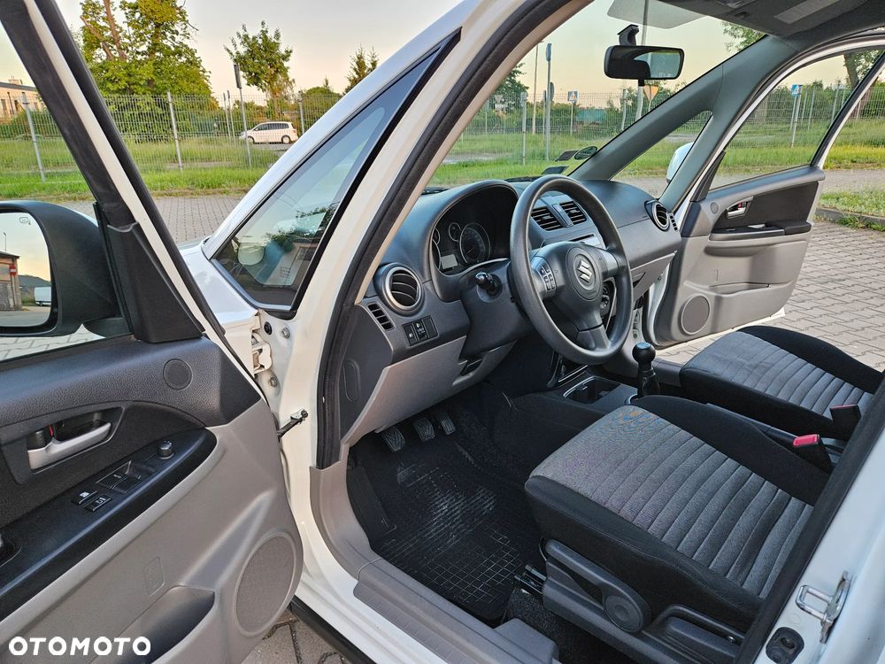 Suzuki SX4 1.6 Comfort Plus - 25