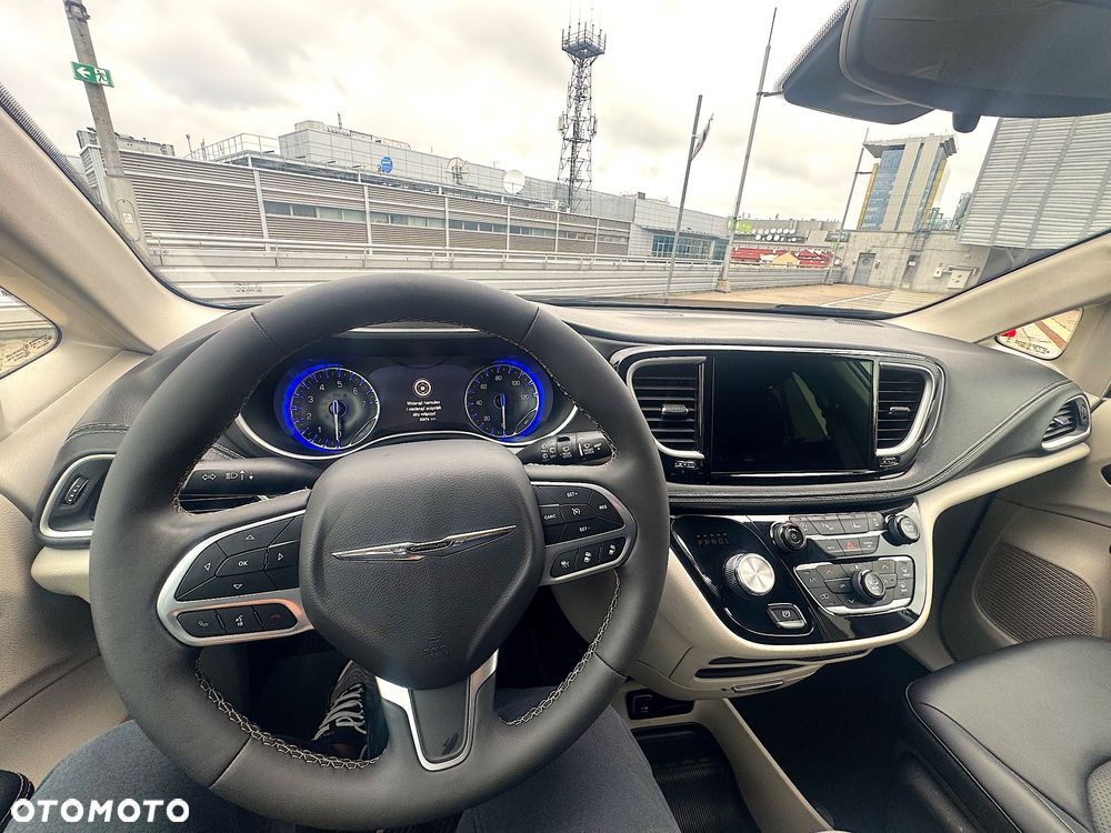 Chrysler Pacifica - 16