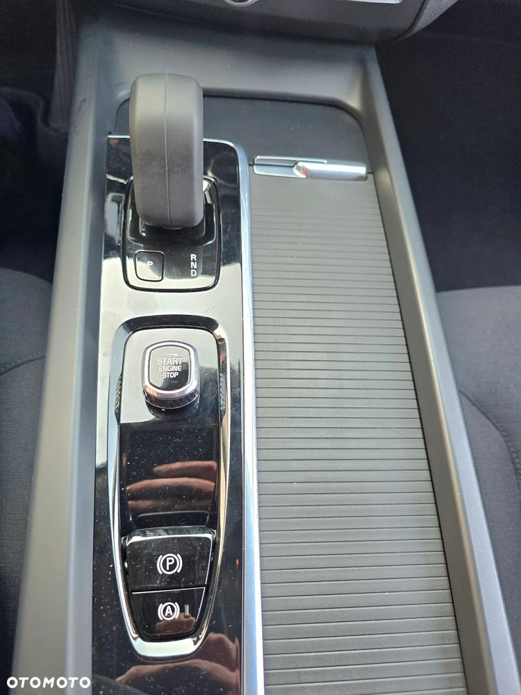 Volvo XC 60 B5 B AWD Momentum Pro - 28