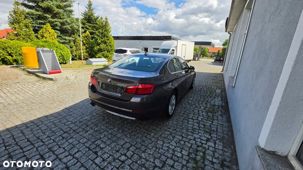 BMW Seria 5 528i Sport-Aut Luxury Line - 4