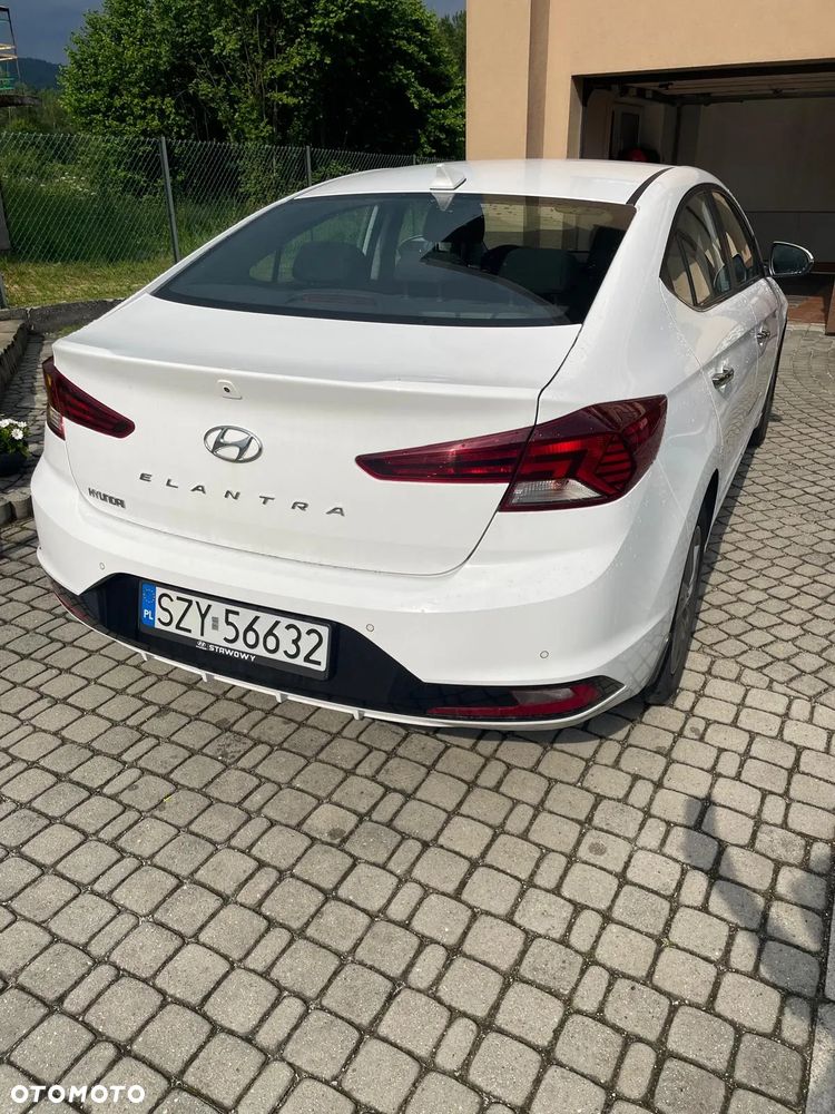 Hyundai Elantra 1.6 Comfort - 3