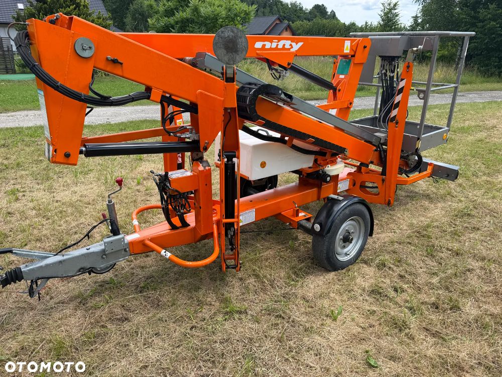 Nifty 120TAC Zwyżka koszowa 12 metrów Podnośnik HDS. jak nówka z salonu. 2016 rok. PRĄD 230v. 4 sekcje sterowania na dole. Nowy model! Z komuny Norweskiej. Używana była 1 raz do roku. Serwisowana w DEKRA do końca OKAZJA. Zwyżka Obrotowa. Poziomowanie kosza. Pełna Hydraulika. Sterowanie góra dół! Wysuwane ramie. Wieniec tryby zero zużycia! Ani deka luzów i wycieków.  Mała lekk i zwinna zwyżka o potężnym zasięgu. OKAZJA TANIO - 4